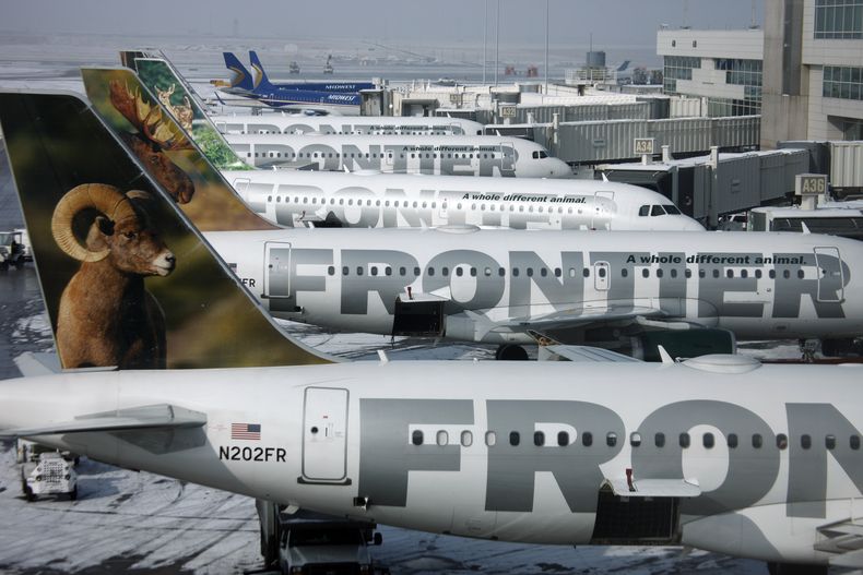 Varios aviones de Frontier Airlines frente a la terminal A del aeropuerto Internacional de Denver, en esta fotograf&iacute;a de archivo del 22 de febrero de 2010. (Foto AP/David Zalubowski, Archivo)