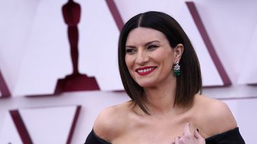 ARCHIVO - Laura Pausini llega a los Oscar el domingo 25 de abril de 2021, en Union Station en Los Ángeles. (Foto AP/Chris Pizzello, Pool, archivo)