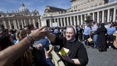 americateve | Una monja distribuye copias de los Evangelios a cientos de fieles en la Plaza de San Pedro el domingo 6 de abril de 2014. El papa Francisco se los obsequi&oacute; con la idea de que los tengan a la mano y los lean todos los d&iacute;as. (Foto AP/Alessandr