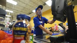 Un cajero en un supermercado en Dallas el 28 de agosto del 2025. (AP foto/LM Otero)