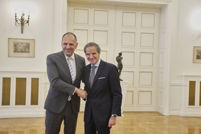 El ministro de exteriores griego Giorgos Gerapetritis (izq) saluda al director del Organismo Internacional de Energía Atómica Rafael Mariano Grossi, en Atenas, Grecia, el 29 de mayo del 2025. (AP foto/Petros Giannakouris)