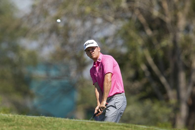 Jeremy Paul, de Alemania, golpea el green del hoyo 18 durante la primera ronda del torneo de golf México Open en Puerto Vallarta, México, el jueves 20 de febrero de 2025. (AP Foto/Fernando Llano)