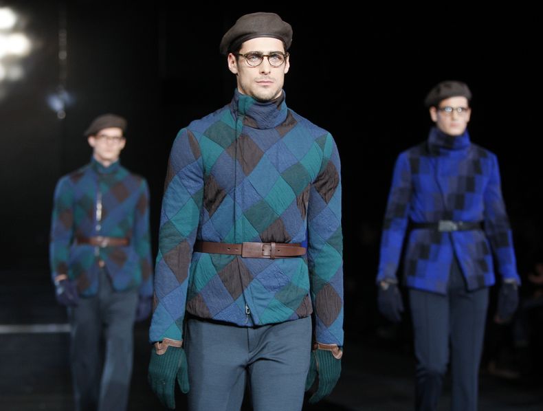 ARCHIVO - Las modelos lucen creaciones de la colección masculina Otoño-Invierno 2010/2011 de Giorgio Armani, parte de la semana de la moda de Milán, presentada en Milán, Italia, el martes 19 de enero de 2010. (Foto AP/Luca Bruno, archivo)