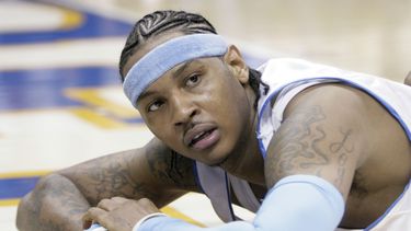 ARCHIVO - Carmelo Anthony de los Nuggets de Denver durante el tercer juego de la serie contra los Spurs de San Antonio en los playoffs de la NBA, el 28 de abril de 2007. (AP Foto/David Zalubowski)