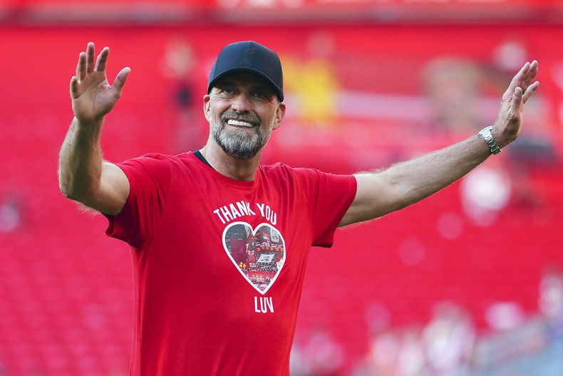 ARCHIVO - Jürgen Klopp, técnico del Liverpool, agradece al público tras un partido ante Wolverhampton, el domingo 19 de mayo de 2024 (AP Foto/Jon Super, archivo)