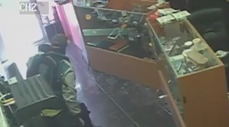 ROBAN EN TIENDA DE CELULARES.png