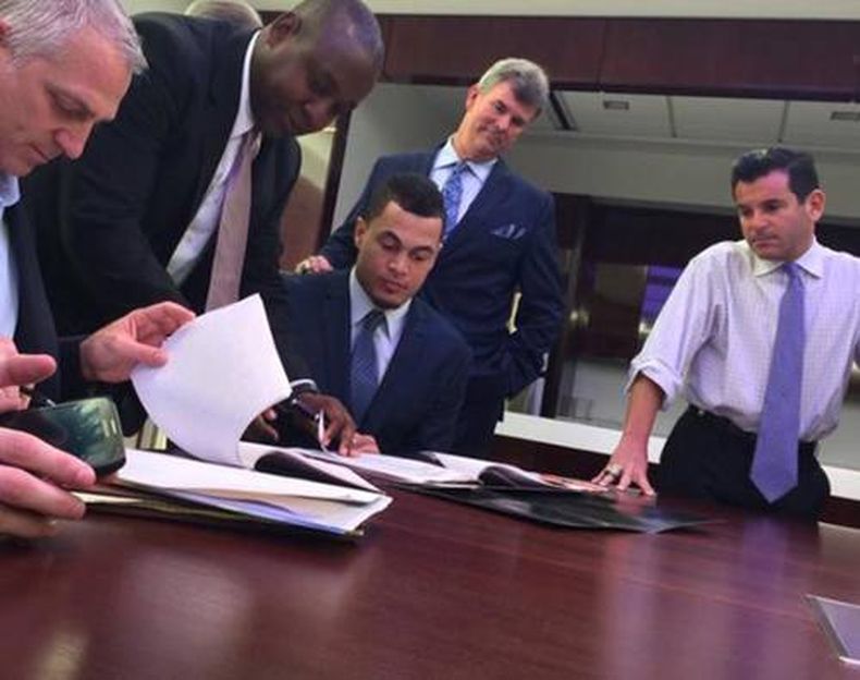 Giancarlo Stanton firmó el miércoles su contrato histórico de 325 millones de dólares por 13 temporadas con los Marlins de Miami durante una conferencia de prensa en la que anunciaron formalmente el acuerdo.