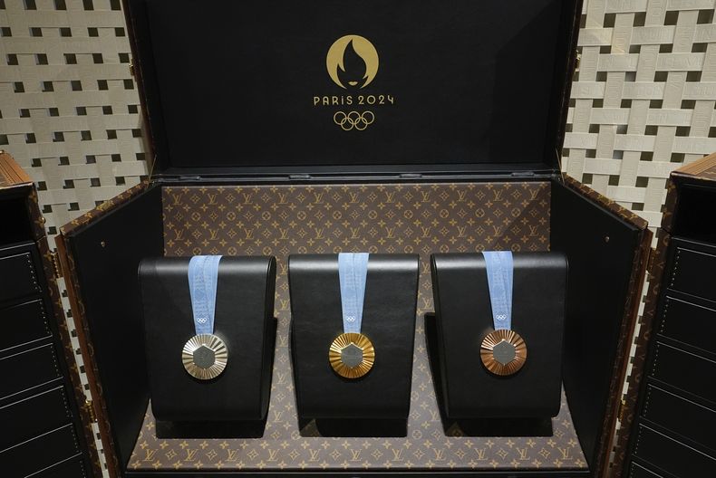 Un baúl con monograma diseñado para proteger y exhibir las medallas olímpicas creadas por la Maison Chaumet de LVMH para los Juegos Olímpicos de Verano de París 2024, se exhibe junto con otros artículos relacionados con los Juegos Olímpicos diseñados por la marca de lujo, en el Pabellón LVMH, el lunes 22 de julio de 2024, en París. (Foto AP/Rebecca Blackwell)