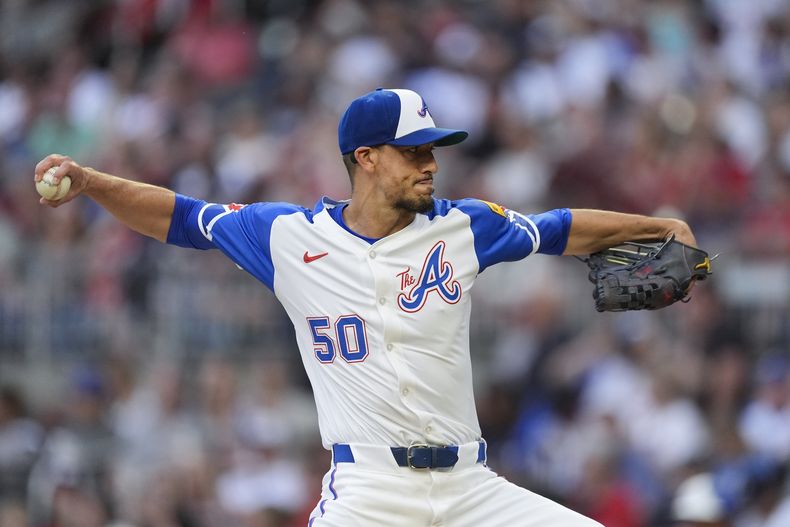 El lanzador de los Bravos de Atlanta Charlie Morton trabaja la primera entrada del juego ante los Rangers de Texas el sábado 20 de abril del 2024. (AP Foto/John Bazemore)
