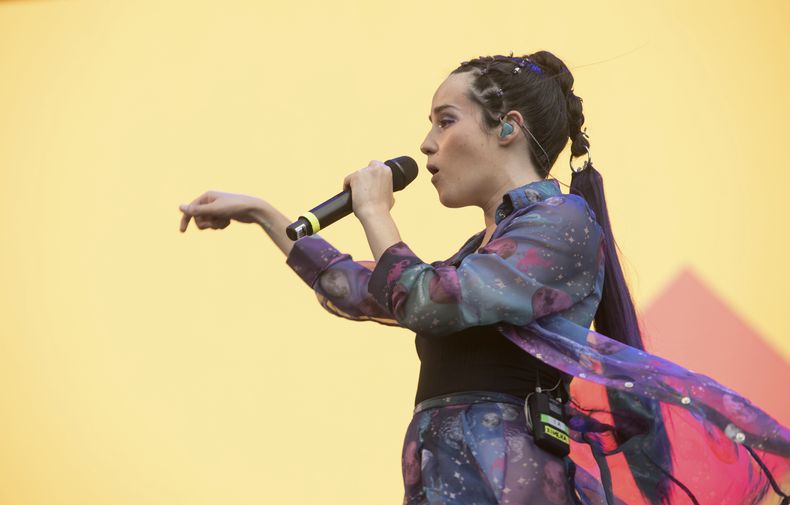 ARCHIVO - La cantante Ximena Sarinana se presenta durante el primer día del festival de música Vive Latino en la Ciudad de México, el 16 de marzo de 2019. (Foto AP/Christian Palma)