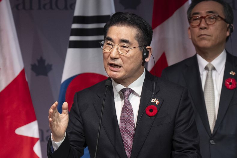 El ministro de Asuntos Exteriores de Corea del Sur, Cho Tae-yul, a la derecha, mientras el ministro de Defensa de Corea del Sur, Kim Yong Hyun, habla durante una conferencia de prensa en Ottawa, Ontario, el 1 de noviembre de 2024. (Adrian Wyld/The Canadian Press vía AP, Archivo)
