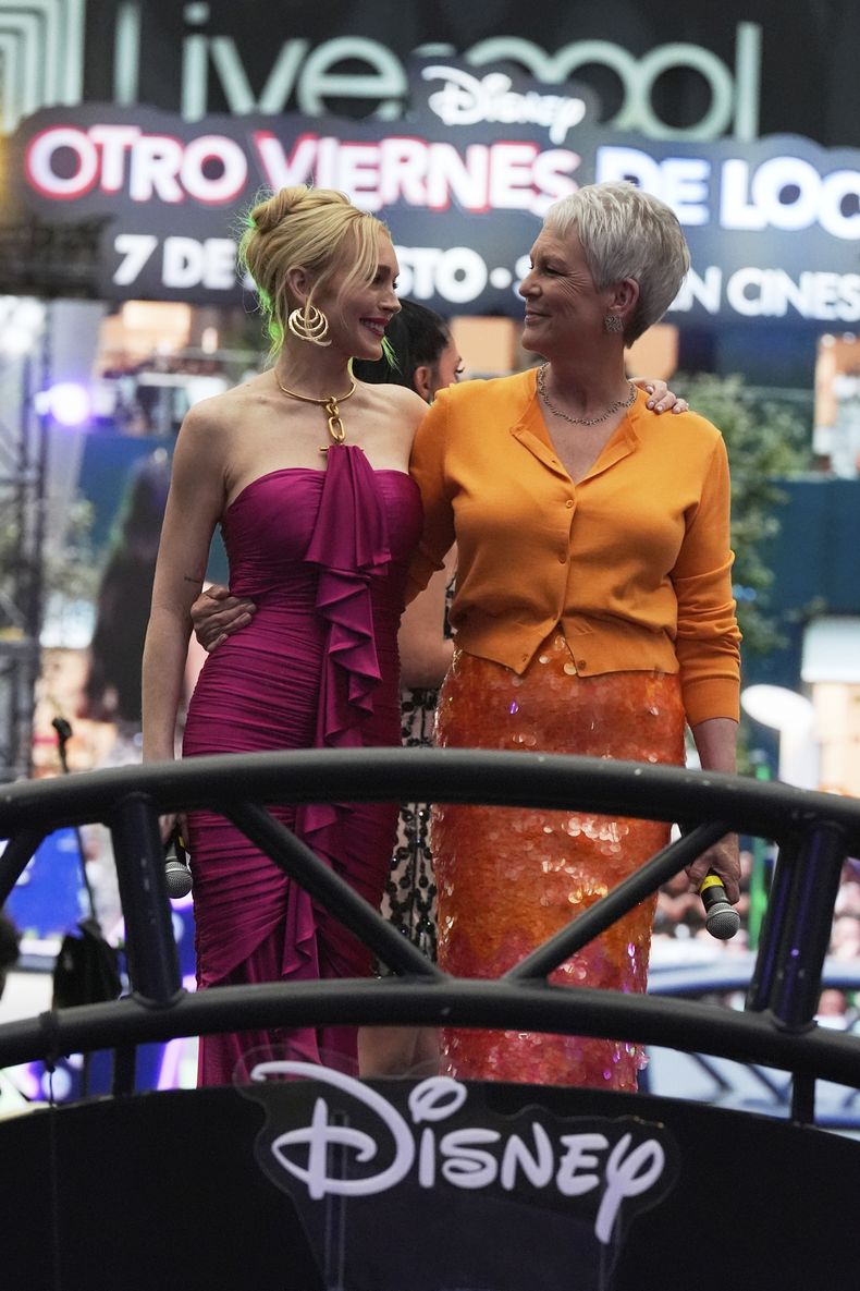 Las actrices Lindsay Lohan, a la izquierda, y Jamie Lee Curtis posan para fotos durante la alfombra roja de la película Freakier Friday en la Ciudad de México, el jueves 24 de julio de 2025. (Foto AP/Marco Ugarte)
