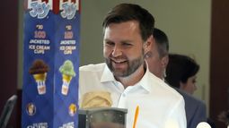 El candidato republicano a la vicepresidencia, JD Vance, pide helado en la Nevería Olson, el miércoles 7 de agosto de 2024, en Eau Claire, Wisconsin. (AP Foto/Alex Brandon)