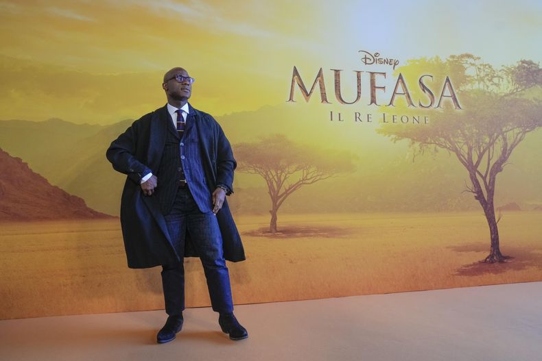 El director Barry Jenkins posa en la sesión fotográfica de la película de Disney Mufasa, El Rey León en Roma, el viernes 15 de noviembre de 2024. (Foto AP/Gregorio Borgia)