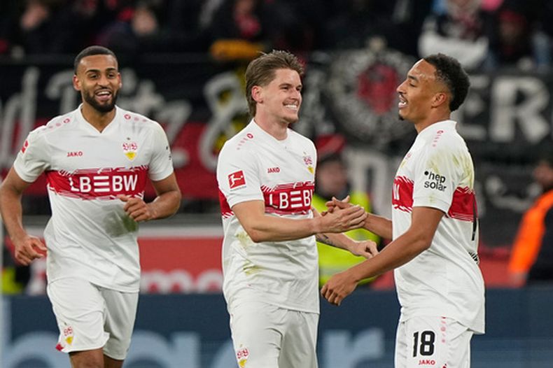 Jamie Leweling del Stuttgart celebra con Ramon Hendriks tras anotar en el encuentro del Bayer Leverkusen en la Bundesliga el sábado 10 de enero del 2026. (AP Foto/Martin Meissner)