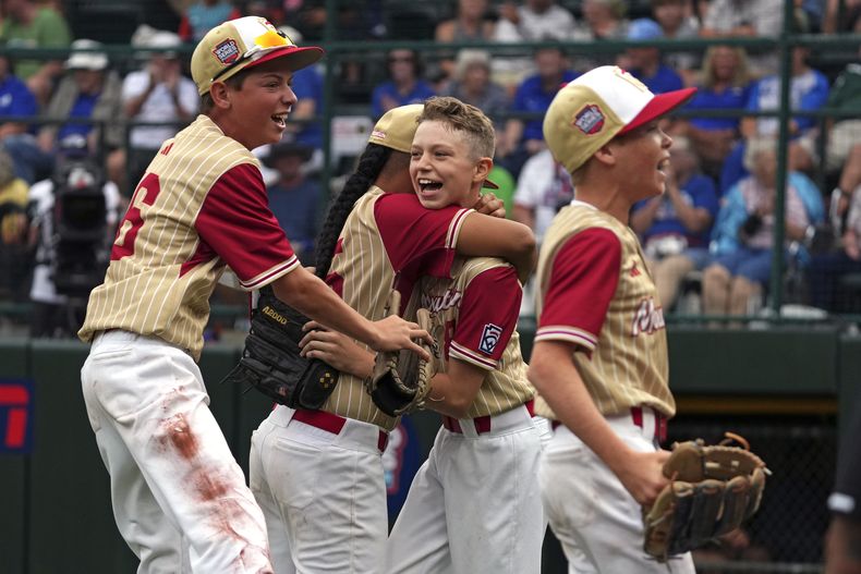 Gunnar Gaudin del equipo de Nevada celebra con sus compañeros Noah Letalu, Dominic Laino y Gunner Beranek tras el último out para vencer a Hawaii en el encuentro de la Serie Mundial de Pequeñas Ligas el lunes 19 de agosto del 2024.(AP Foto/Gene J. Puskar)