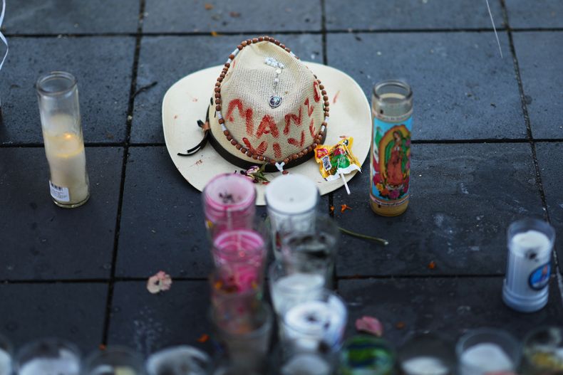 Un altar honra al alcalde asesinado Carlos Manzo en Uruapan, en el estado de Michoacán, México, el viernes 21 de noviembre, 2025. (AP Foto/Eduardo Verdugo)