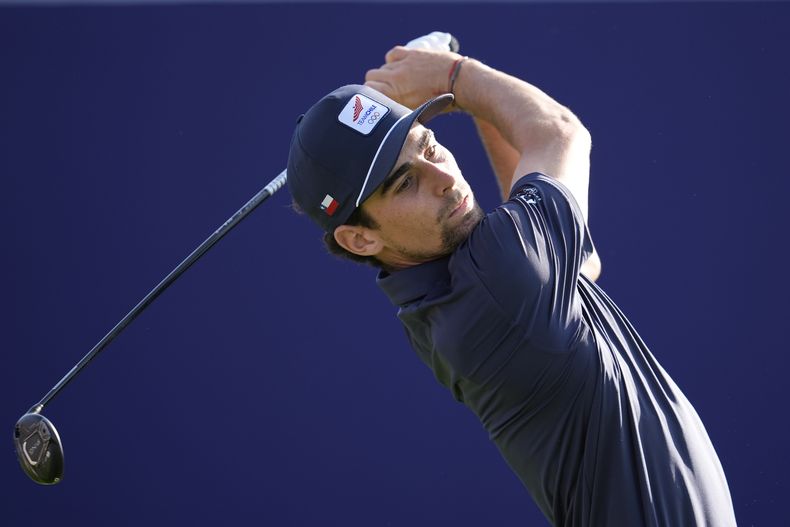 El chileno Joaquín Niemann realiza su tiro de salida en la ronda inicial del torneo olímpico de golf, el jueves 1 de agosto de 2024, en Saint-Quentin-en-Yvelines, Francia (AP Foto/George Walker IV)