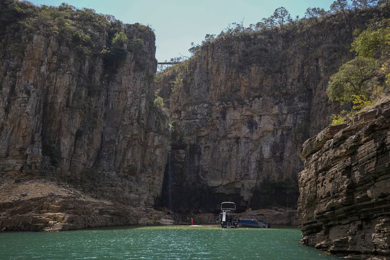 Cinco muertos en Brasil al caer roca sobre botes turísticos