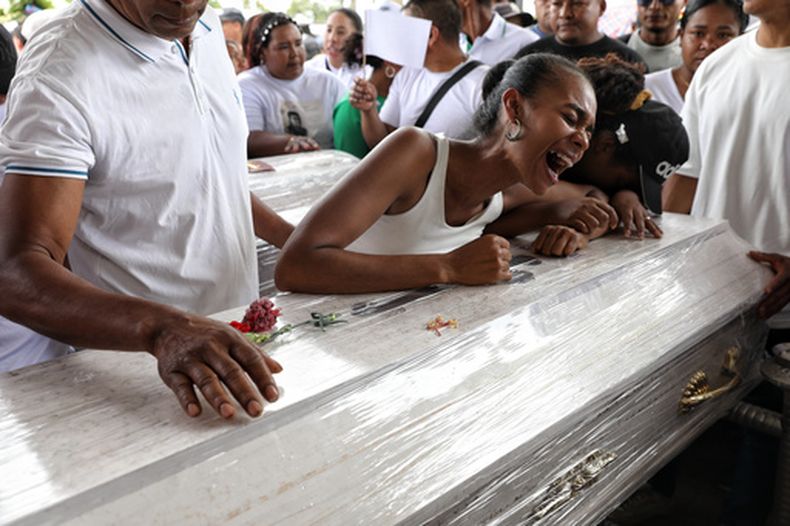 ARCHIVO - Familiares lloran durante el funeral de las víctimas de un ataque en la carretera Panamericana que las autoridades atribuyen a disidentes de las antiguas FARC, en Cajibio, Colombia, el 28 de abril de 2026. (AP Photo/Santiago Saldarriaga, archivo)