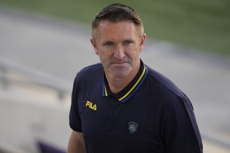 ARCHIVO - El retirado futbolista Robbie Keane posa para fotos en Tel Aviv, Israel, el 27 de junio de 2023. (AP Foto/Ariel Schalit)