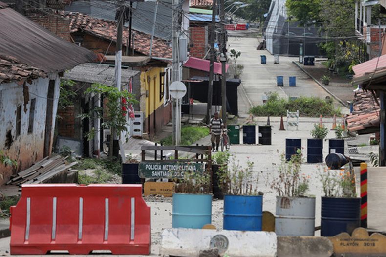 Un hombre empuja su bicicleta por las calles bloqueadas de Robles, Colombia, el miércoles 20 de mayo de 2026, días después de un ataque perpetrado por una facción disidente de las antiguas Fuerzas Armadas Revolucionarias de Colombia (FARC). (Foto AP/Santiago Saldarriaga)