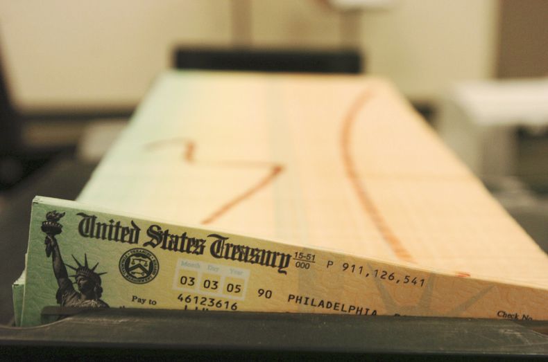 Bandejas llenas de cheques del Seguro Social preparados para ser enviados por correo en la instalaci&oacute;n de servicios de Administrci&oacute;n Financiera del Tesoro de Estados Unidos, en una imagen del 11 de febrero de 2005. (Foto AP/Bradley C. Bower,