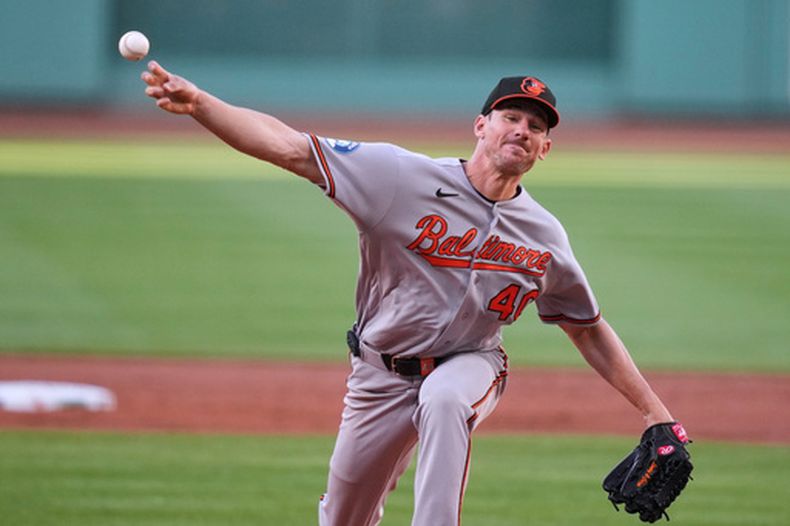 Chris Bassitt, lanzador de los Orioles de Baltimore, trabaja durante la primera entrada del juego de béisbol de Grandes Ligas contra los Medias Rojas de Boston, el miércoles 3 de junio de 2026, en Boston. (AP Foto/Charles Krupa)