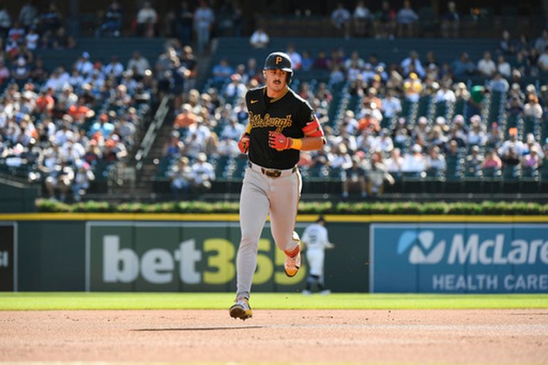Konnor Griffin, de los Piratas de Pittsburgh, recorre las bases tras conectar un jonrón durante la primera entrada de un partido de béisbol contra los Tigres de Detroit, el domingo 27 de septiembre de 2026, en Detroit. (Foto AP/Jose Juarez)