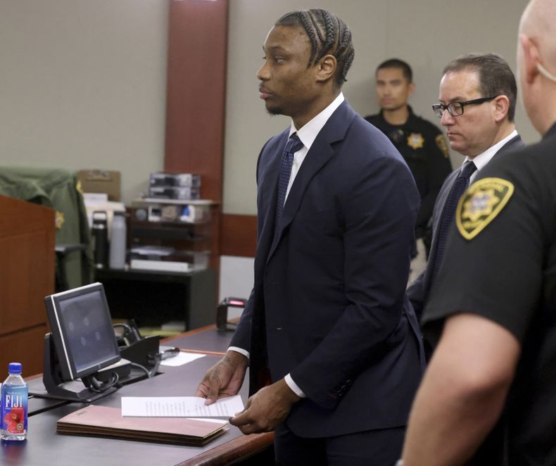 Henry Ruggs, exreceptor de los Raiders de Las Vegas, se prepara para leer una declaración en la corte, el miércoles 9 de agosto de 2023 (K.M. Cannon/Las Vegas Review-Journal via AP)