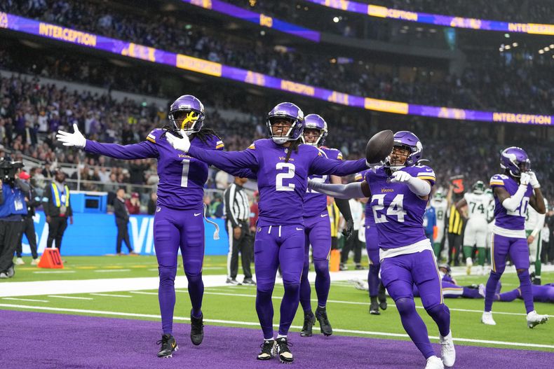 Stephon Gilmore (2) de los Vikings de Minnesota tras una intercepción durante el segundo tiempo del partido de la NFL contra los Jets de Nueva York, el domingo 6 de octubre de 2024. (AP Foto/Kirsty Wigglesworth)