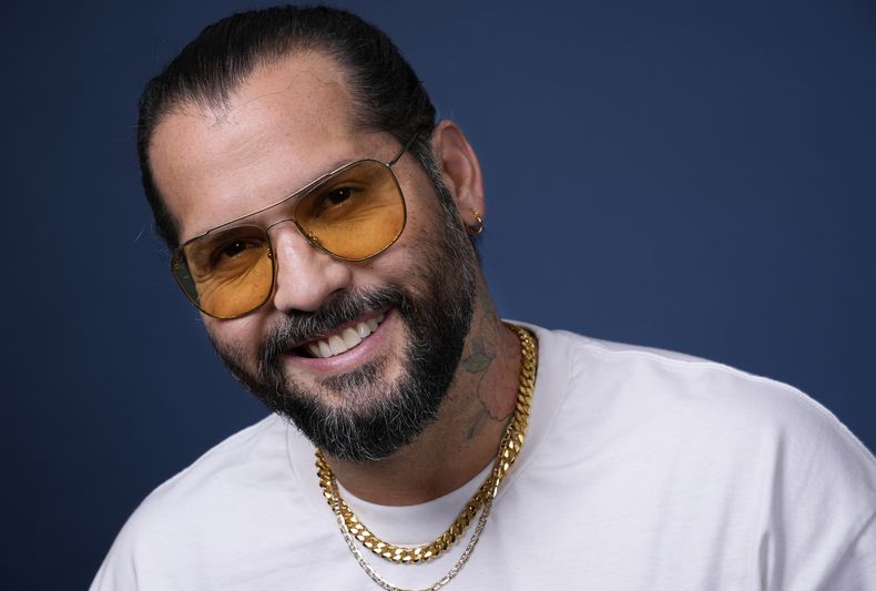 El director Ángel Manuel Soto de Blue Beetle posa para un retrato el 4 de agosto de 2023, en el Hotel London en West Hollywood, California. El elenco no pudo promover la película por la huelga de actores de Hollywood. (Foto AP/Chris Pizzello)