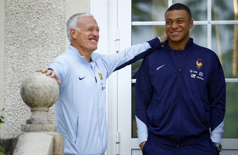 El técnico de Francia Didier Deschamps (izquierda) y el delantero Kylian Mbappé en la ciudad deportiva de la selección nacional con miras a la Euro 2024, el lunes 3 de junio de 2024, en Clairefontaine. (Sarah Meyssonnier/Pool Foto vía AP)