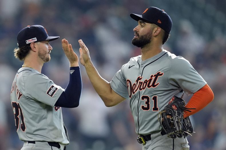 Riley Greene y Zach McKinstry de los Tigres de Detroit celebran tras el encuentro ante los Astros de Houston el sábado 15 de junio del 2024. (AP Foto/David J. Phillip)