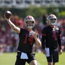 Sam Darnold (14), quarterback de los 49ers de San Francisco, lanza el balón durante el campamento de entrenamiento del equipo de la NFL, el domingo 30 de julio de 2023, en Santa Clara, California. (AP Foto/Godofredo A. Vásquez)