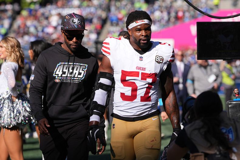Dre Greenlaw (57), linebacker de los 49ers de San Francisco abandona el campo después de ser expulsado durante la primera mitad del partido de la NFL en contra de los Seahawks de Seattle, el domingo 11 de octubre de 2026, en Seattle. (AP Foto/Lindsey Wasson)