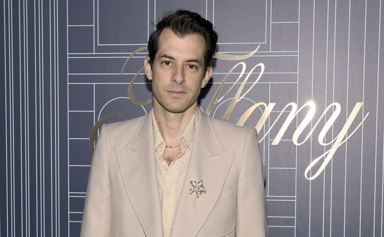 ARCHIVO - Mark Ronson asiste al gran evento de reapertura de la tienda insignia de Tiffany & Co. Fifth Avenue el jueves 27 de abril de 2023 en Nueva York. Ronson es el productor ejecutivo de la banda sonora de la película Barbie. (Foto Evan Agostini/Invision/AP, archivo)