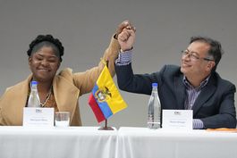 gustavo petro recibe credencial de presidente de colombia