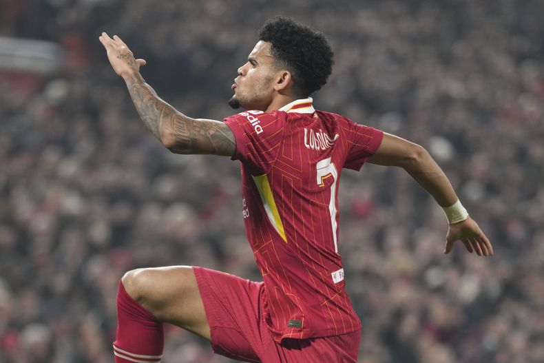 El colombiano Luis Díaz, de Liverpool, festeja luego de marcar ante el Bayer Leverkusen, en un encuentro de la Liga de Campeones celebrado el martes 5 de noviembre de 2024 (AP Foto/Jon Super)
