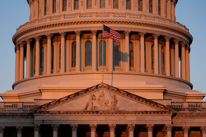 El Capitolio iluminado al amanecer en Washington, el lunes 6 de octubre de 2025. (AP Foto/J. Scott Applewhite)