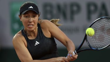 En foto del 28 de mayo del 2023, la estadounidense Jessica Pegula enfrenta a su compatriota Danielle Collins en la primera ronda del Abierto de Francia. El martes 6 de junio del 2023 Pegula anuncia que volverá al WTA 1000 de Guadalajara para defender su título. (AP Foto/Aurelien Morissard)