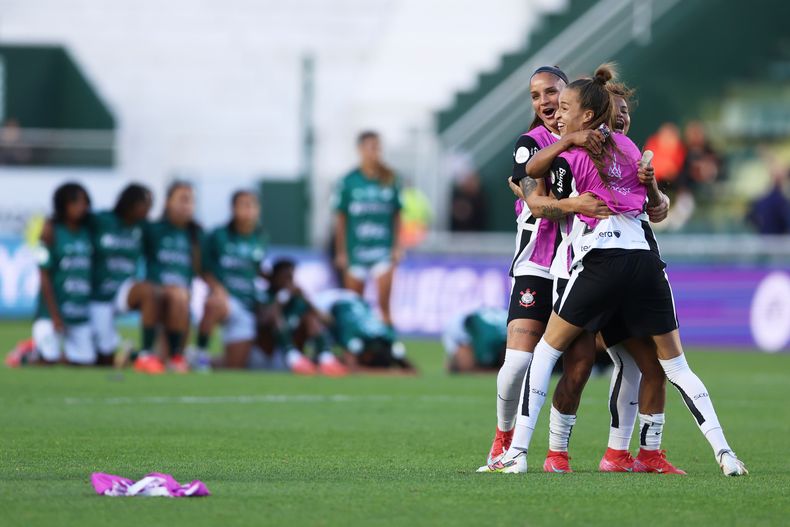 Las jugadoras de Corinthians de Brasil festejan su triunfo ante Deportivo Cali en una serie de penales que resolvió la final de la Copa Libertadores femenina, el sábado 18 de octubre de 2025 en Buenos Aires (AP Foto/Luciano González)
