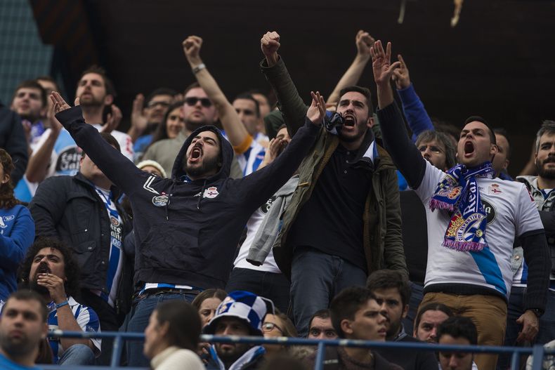 Aficionados del Deportivo de La Coru&ntilde;a durante el partido contra el Atl&eacute;tico de Madrid en el estadio Vicento Calder&oacute;n de Madrid, el domingo 30 de noviembre de 2014. (AP Foto/Andres Kudacki)