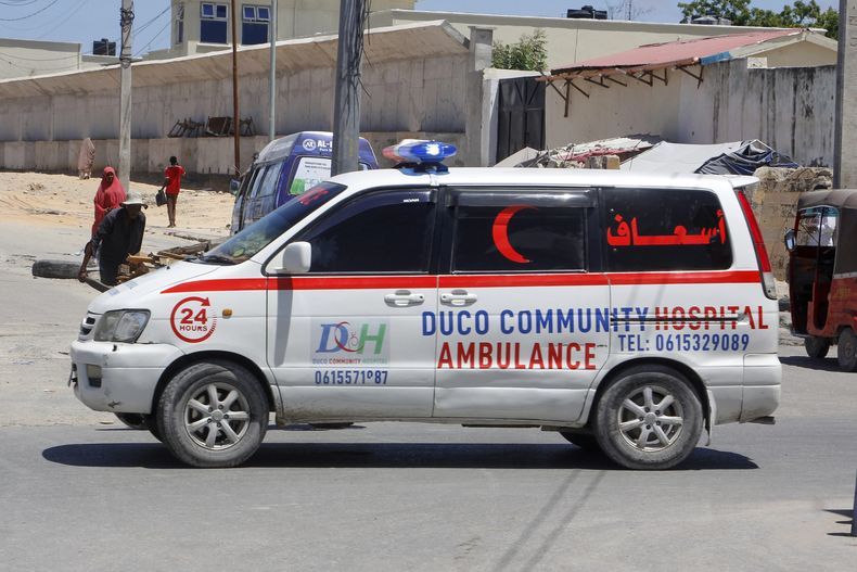 Una ambulancia cerca del lugar del ataque en Mogadiscio, Somalia, el 18 de mayo del 2025. (Foto AP/Farah Abdi Warsameh)