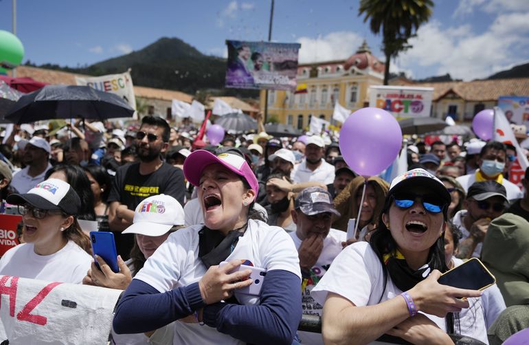Exrebelde Petro acerca la izquierda al poder en Colombia