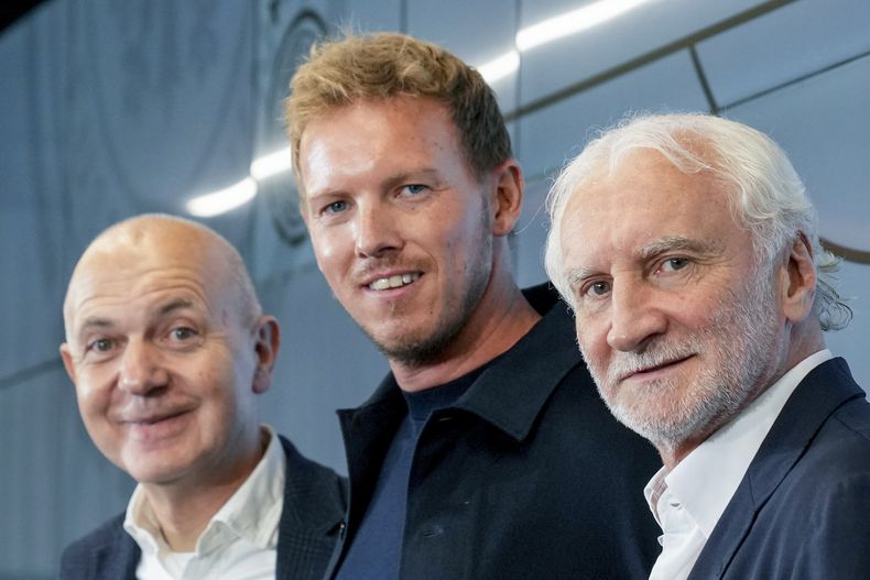 El nuevo entrenador de la selección alemana Julian Nagelsmann, el presidente de la Federación alemana Bernd Neuendorf y el director deportivo Rudi Moeller en conferencia de prensa en Frankfurt, Alemania el viernes 22 de septiembre del 2023. (AP Foto/Michael Probst)