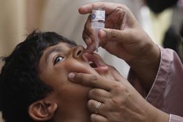 ofrecen dosis de refuerzo contra la polio a ninos en londres