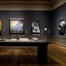 Personas en la noche de apertura de la exhibición Historias Afroatlánticas en la Galería Nacional de Arte en Washington, el 7 de abril de 2022. (Foto AP/Andrew Harnik, archivo)