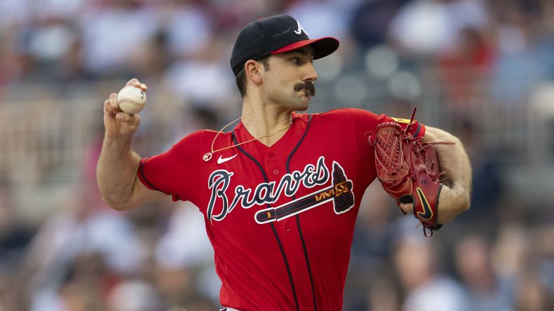 Spencer Strider, abridor de los Bravos de Atlanta, hace un lanzamiento en el encuentro del viernes 18 de agosto de 2023, ante los Gigantes de San Francisco (AP Foto/Hakim Wright Sr.)