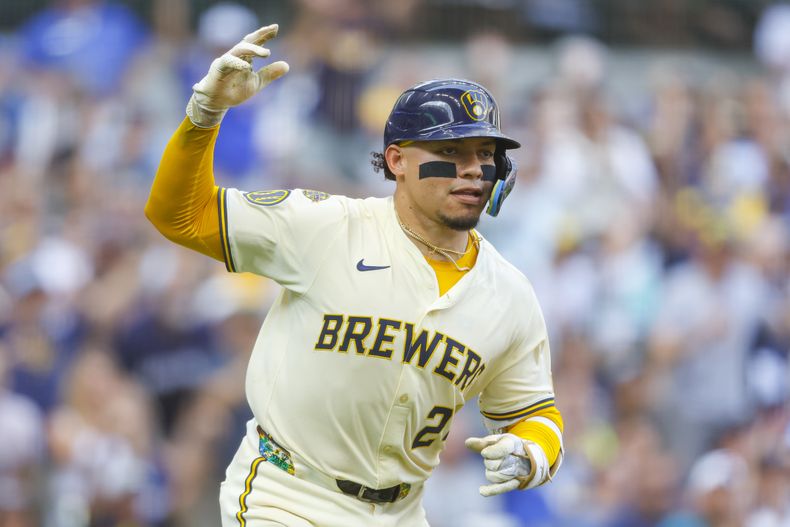 El venezolano William Contreras festeja su sencillo de dos carreras ante los Piratas de Pittsburgh el miércoles 13 de agosto de 2025 (AP Foto/Jeffrey Phelps)